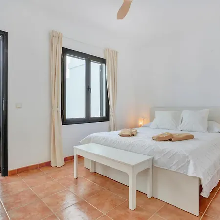 Oliva, Private In
